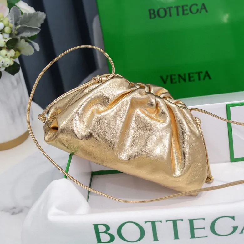 Batch 1260 #𝐓𝐇𝐄 𝐏𝐎𝐔𝐂𝐇 Golden Small Cloud Bag The exciting cloud bag ☁️ has been upgraded again ❕blingbling✨ The clouds are super eye-catching! ☁️Yunduo's bag shape and the sheepskin material upper design are really cute and rustic. The stunning beauty is irresistible. The Nappa lambskin lining is high-end and exquisite. It makes the seemingly ordinary Yunduo feel extra luxurious, and the sense of high-end is overwhelming. It's so awesome💥 Size: 23*13cm, model number: 6671